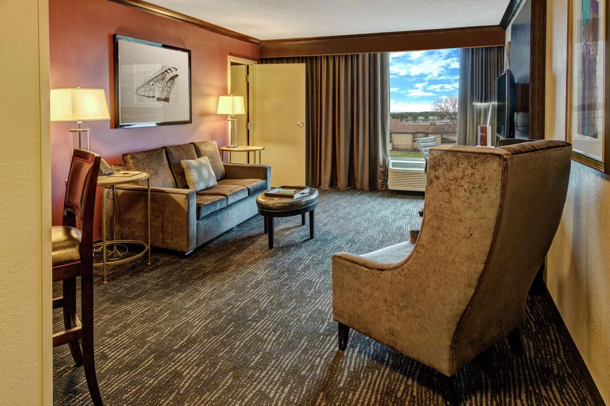 Doubletree By Hilton Decatur Riverfront Extérieur photo